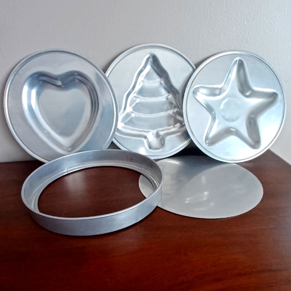 Vintage 5 Piece Holiday Round Cake Pan Set